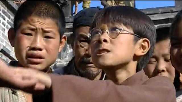 《小兵张嘎》佟乐乐和鬼子比赛打手背,乐乐被虐惨了