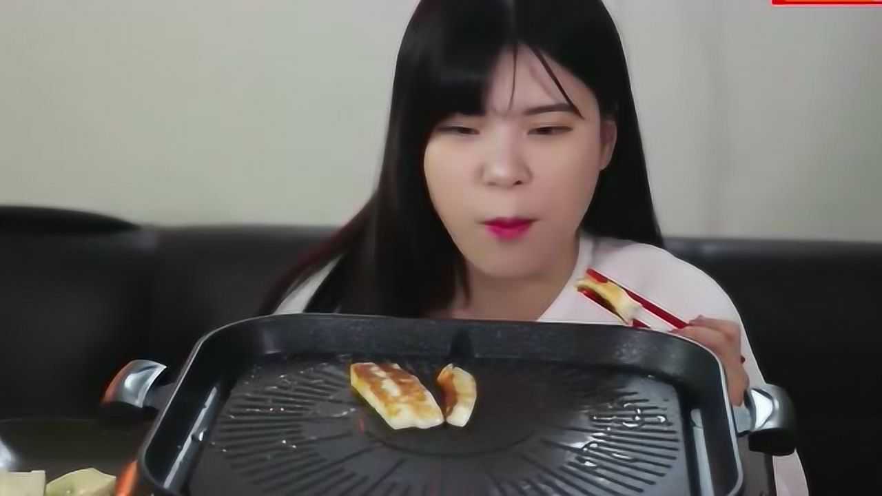 韩国漂亮妹纸吃烤奶酪很有嚼劲的声音听着好想吃