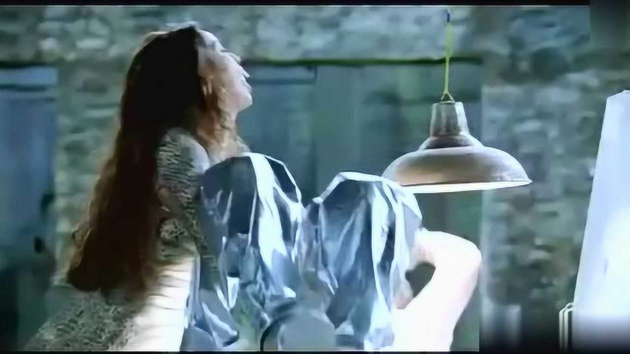 美女蛇现身生吞活人警察也不例外_高清