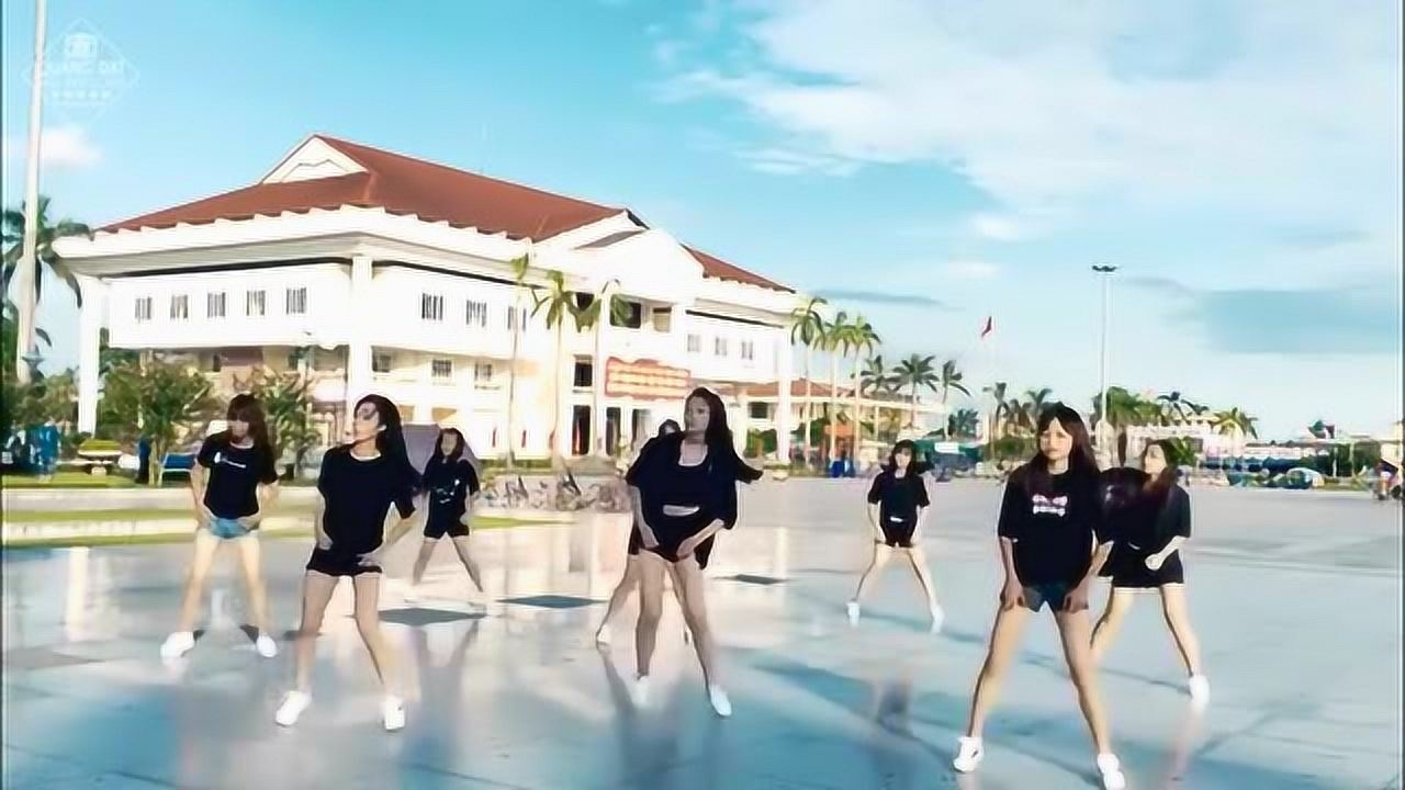 清新女中学生街边跳seve鬼步舞眼镜妹子最美