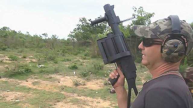 lg4转轮式40毫米榴弹发射器来几发看下威力如何