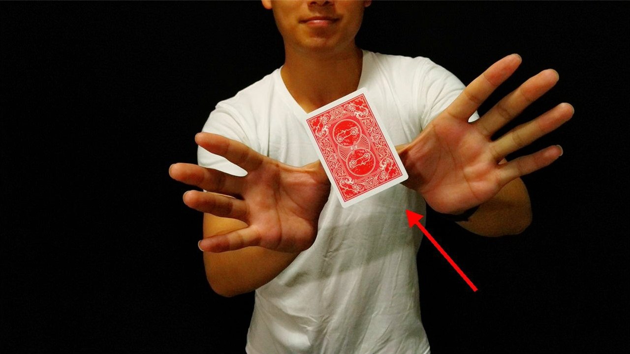 不用线也能让纸牌悬浮空中魔术看100都没破绽