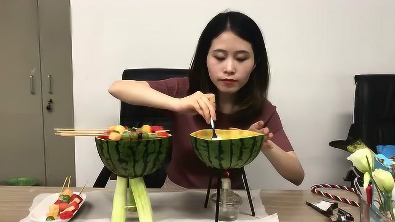 办公室小野上班做美食西瓜还可以这样做工作太爽快了羡慕死了
