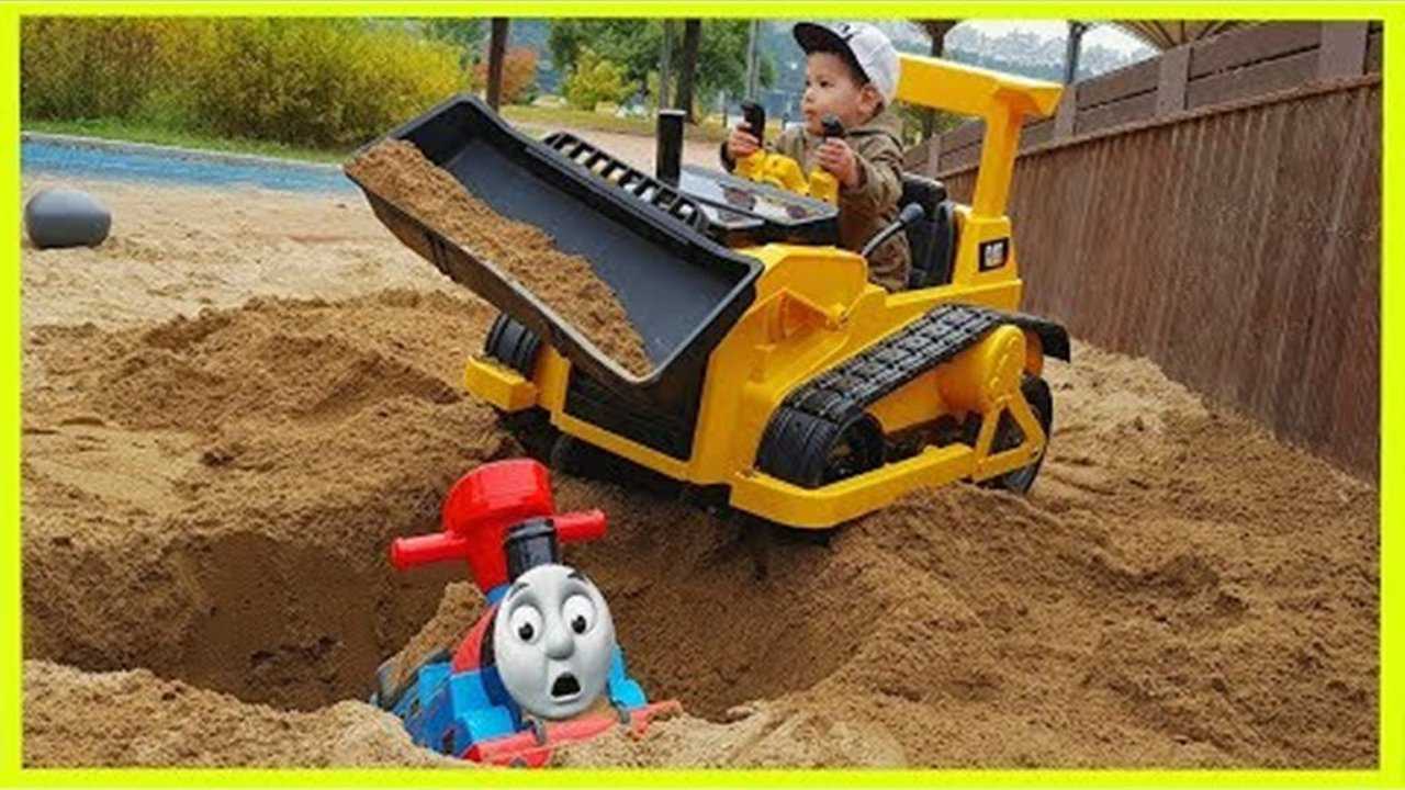 玩具托马斯小火车被推土机掩埋小朋友救助小火车