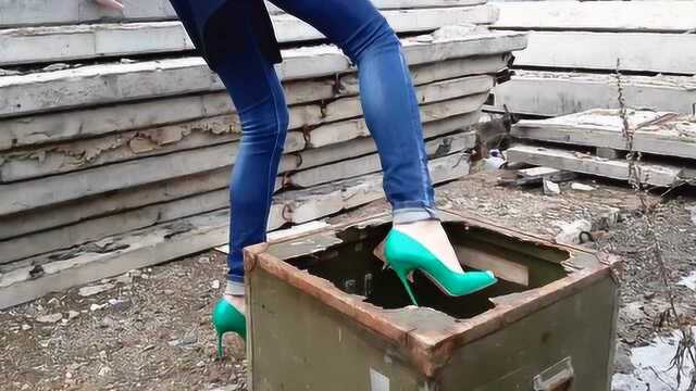 穿高跟鞋踩木头箱子鞋跟似利剑