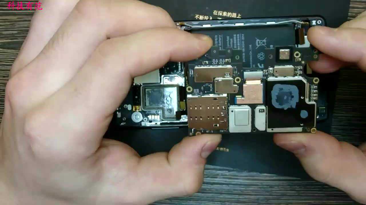 小米mix2拆机内部做工不错