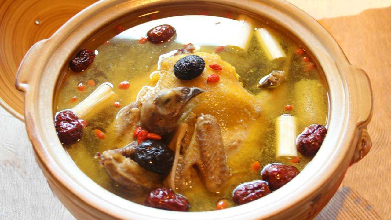 家常菜清炖土鸡的做法清炖鸡的做法这道菜肉嫩骨脱汤汁清纯鲜美