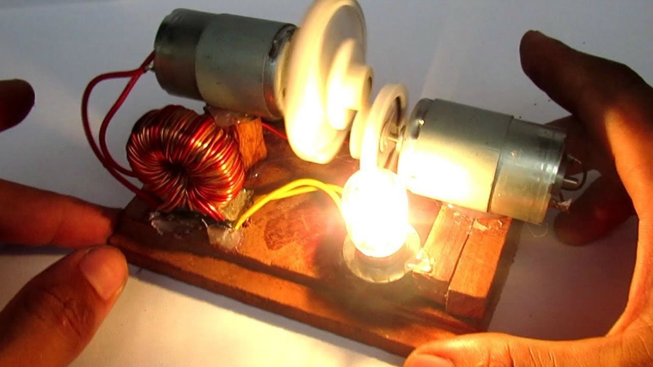 牛人制作自由能发电机轻松就点亮灯泡以前学校做过这实验吗