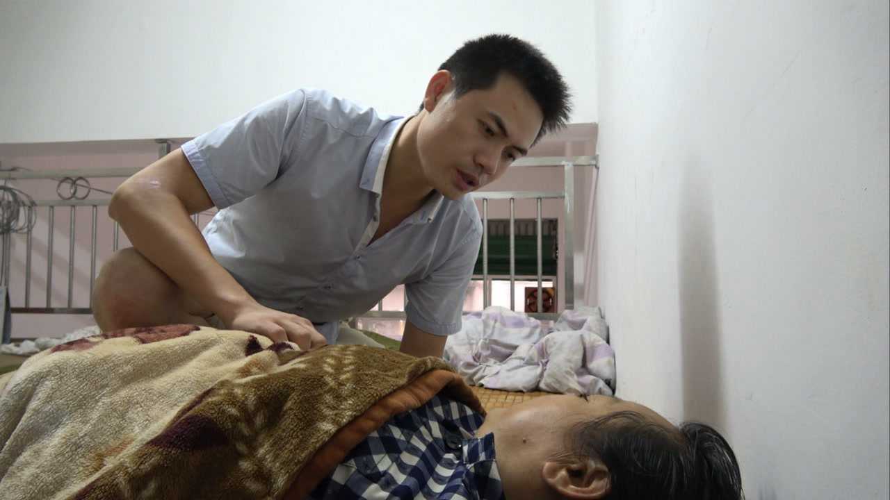 农村母亲生病卧床媳妇却认为是拖累孝顺儿子的做法感动无数人