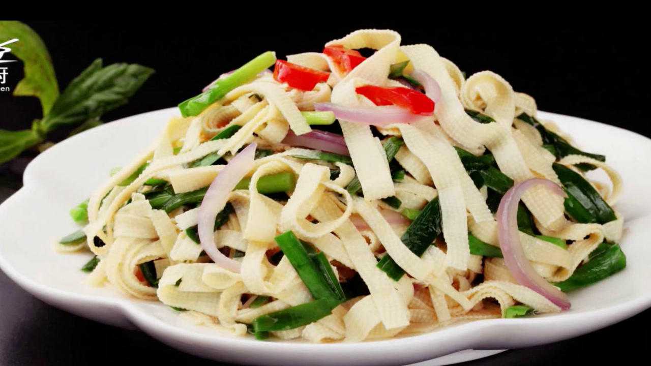 美食教程丨简单家常菜,千张丝炒韭菜,韭菜这么炒不老!