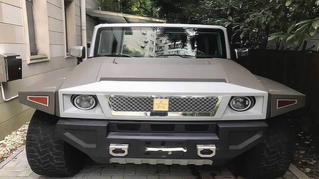 小区里停了辆越野车五角星车标车价比卡宴贵50万