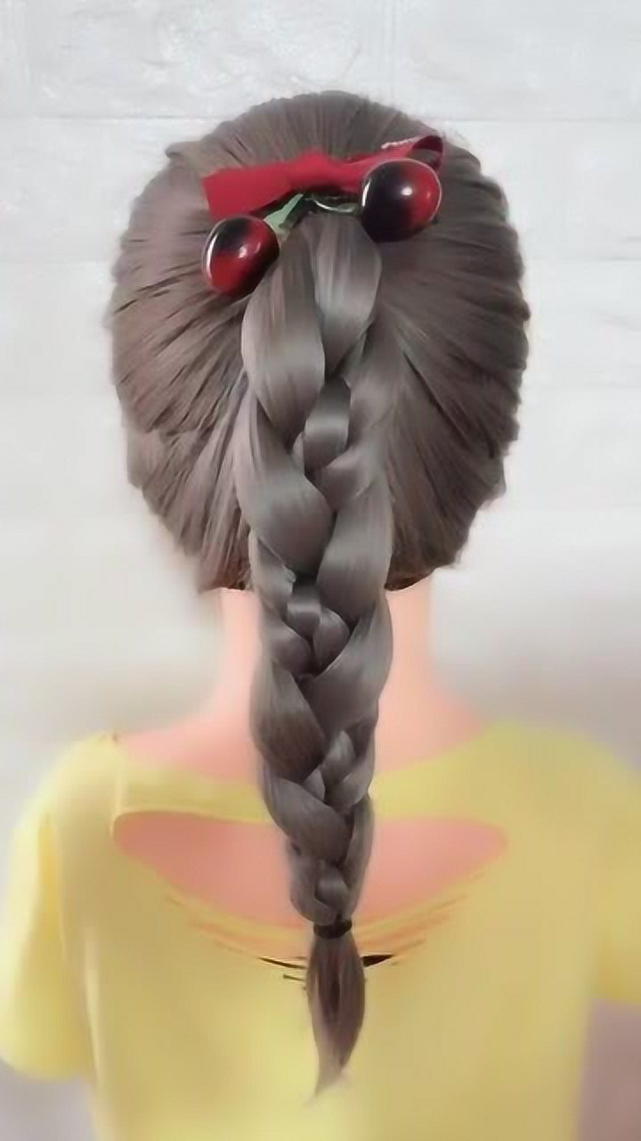 麻花辫这样扎最好看了,青春又减龄,特别适合学生党