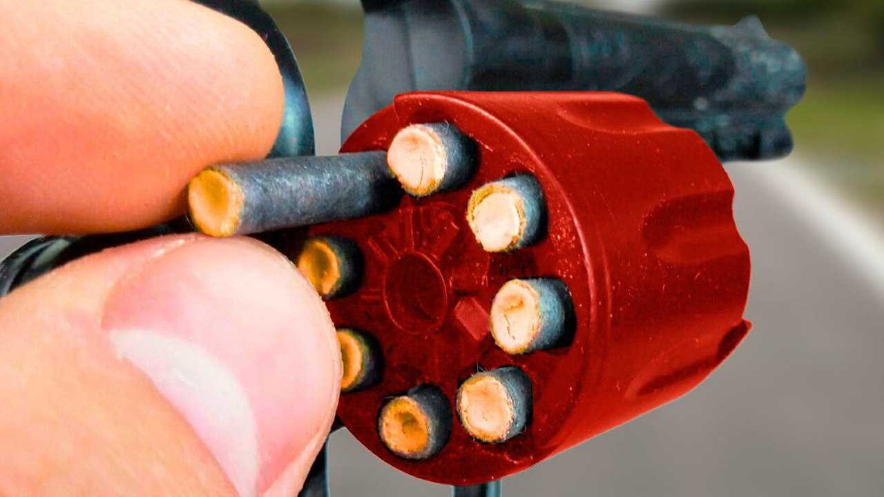 中国制造的擦炮到了国外,没想到老外这样玩,在国内肯定要被揍了