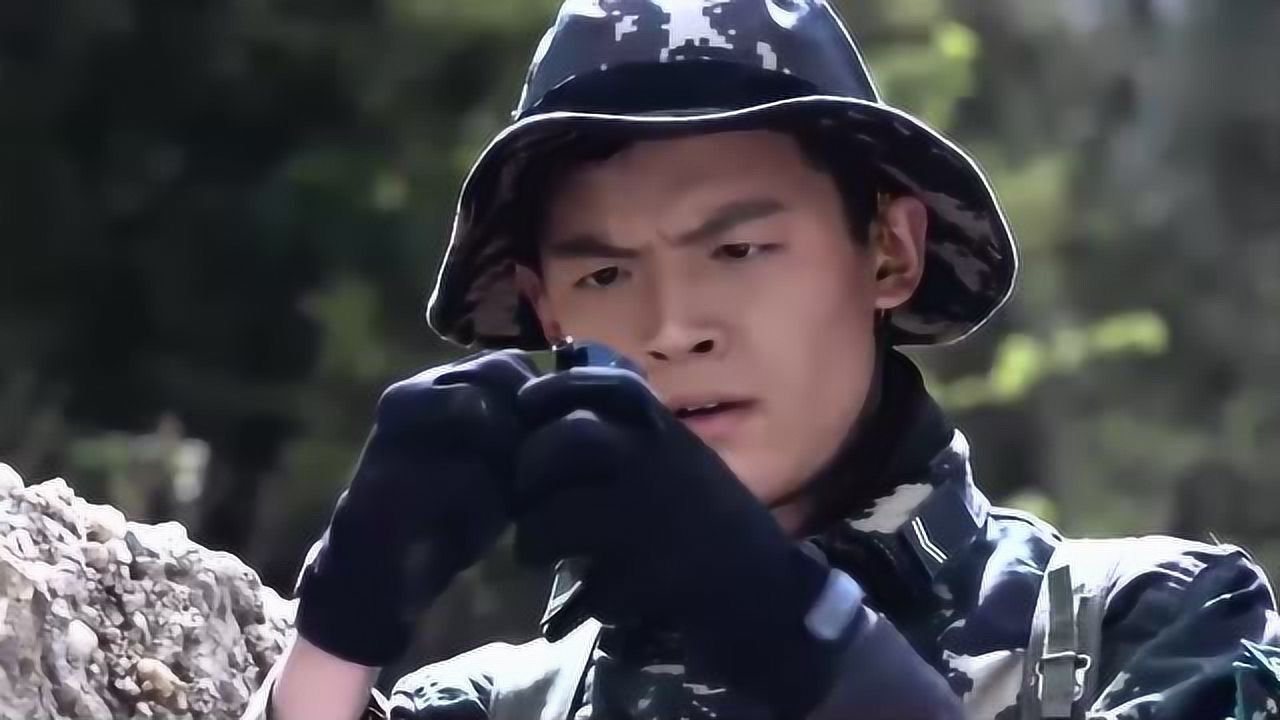 麻辣女兵小米大风争着牺牲自己去炸洞口左轮一招让小米佩服