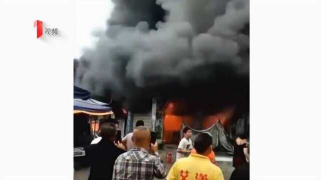 四川成都龙潭寺综合市场 一商铺发生火灾 无人员伤亡