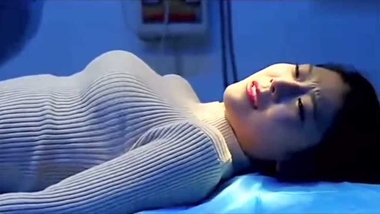 教授绑架美女，还解开美女的衣服，接下来身体发生惊人的一幕！_高清