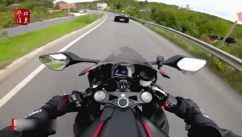 高速公路惊现摩托车对飙兰博基尼 场面超惊险