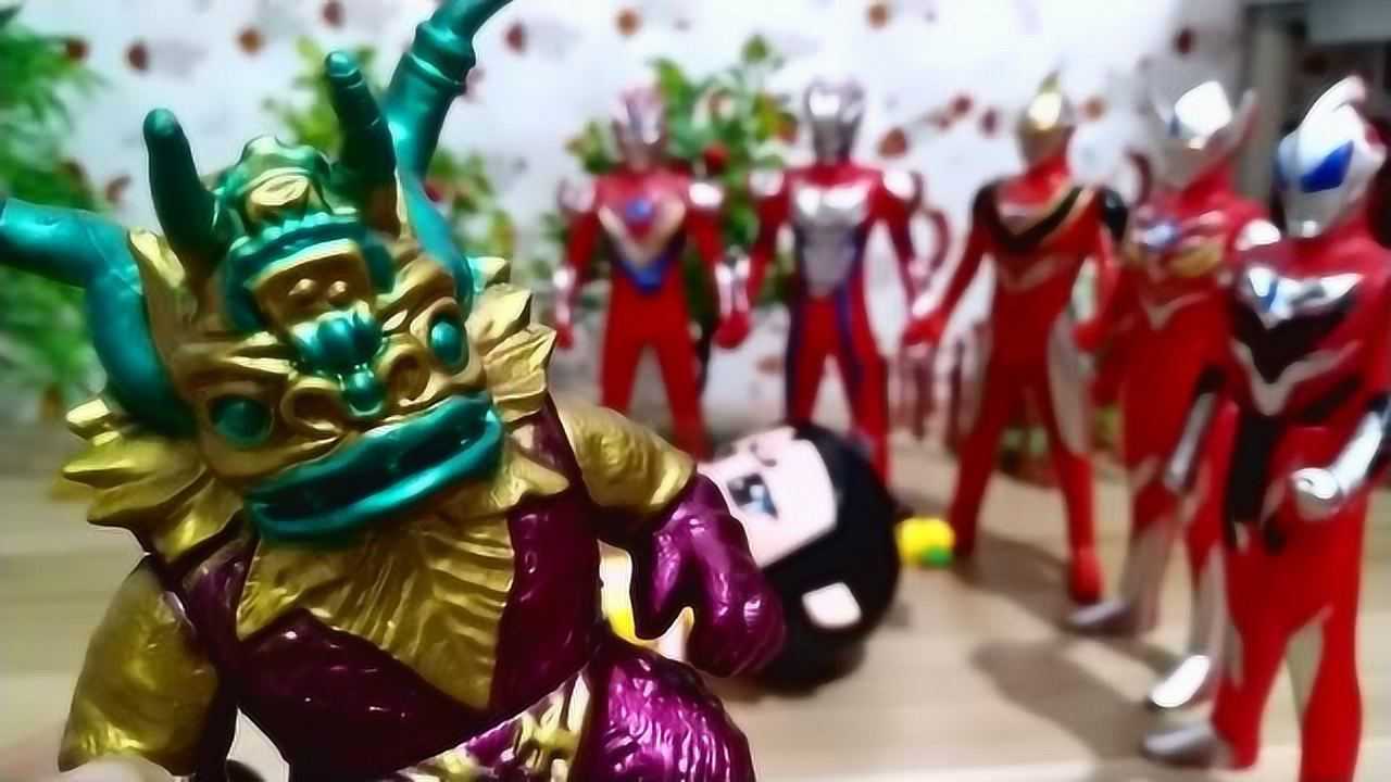 怪兽尼古拉斯想吃葫芦娃,结果被一群奥特曼给吓跑了