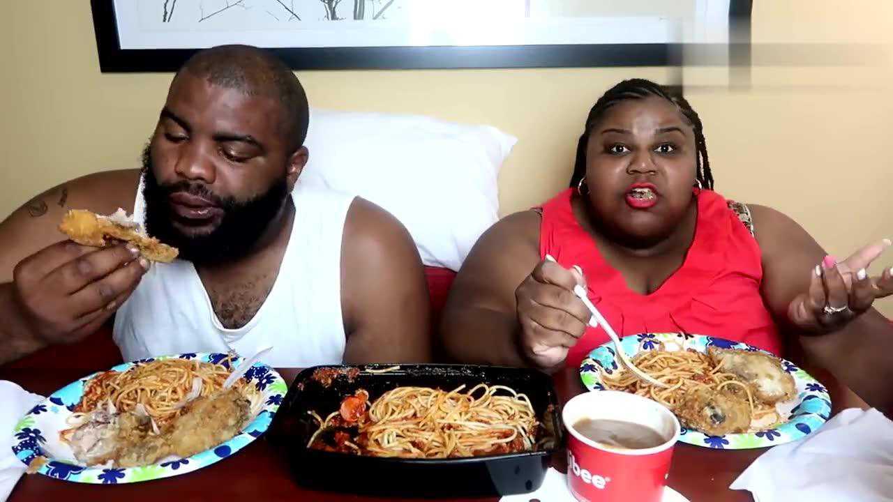 美国大胃王黑人夫妻齐上阵挑战意大利面和炸鸡块真的吓人