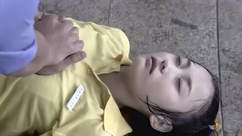 警察奋落水女孩,进行人工呼吸,女孩醒来反而把警察吓了一跳