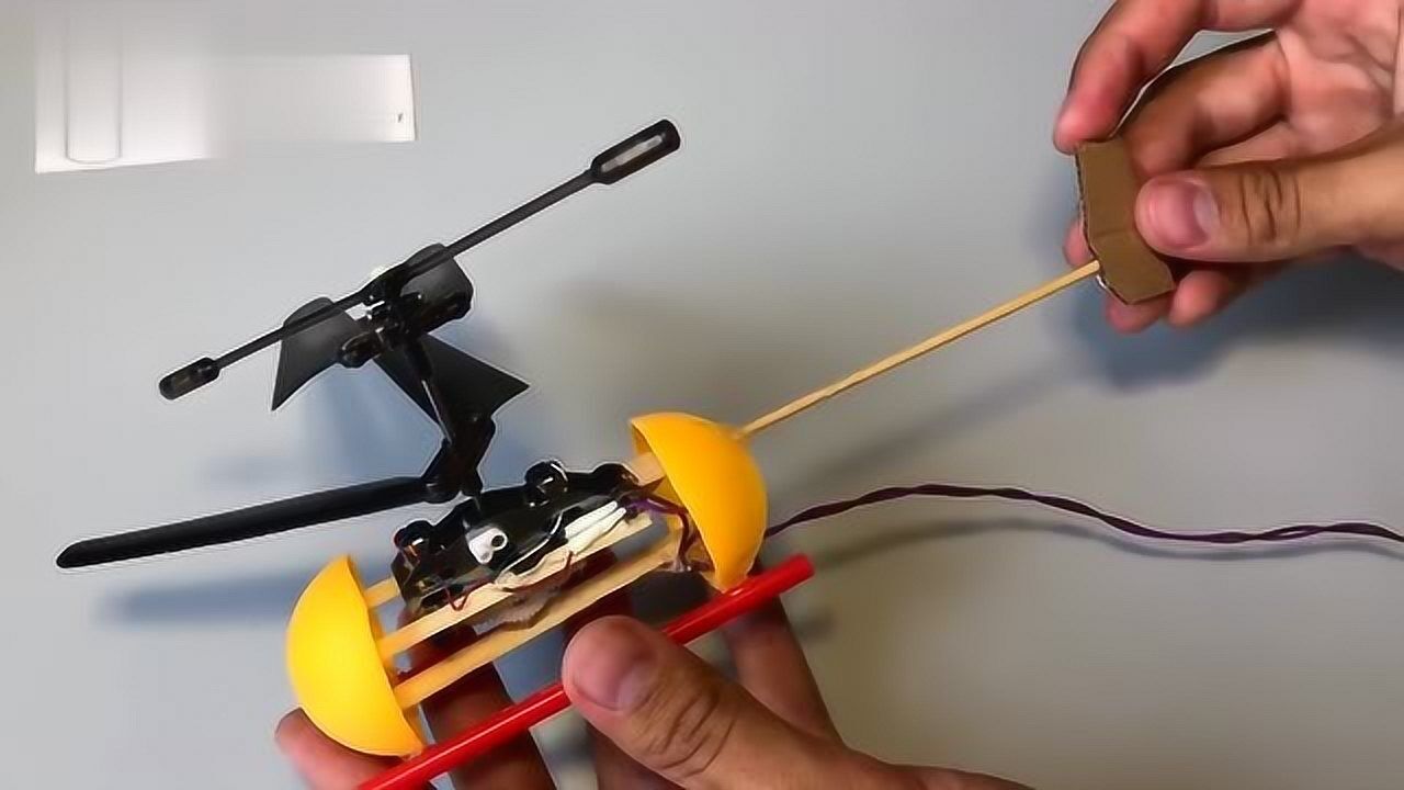 牛人自制的遥控直升飞机,家里有小孩的快学学,省钱还好玩