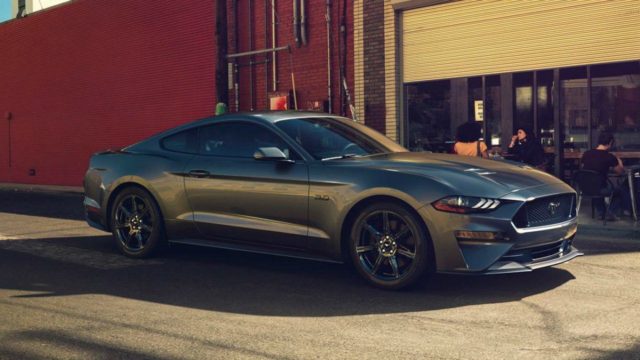 野马gt350谢尔比真正的野马眼镜蛇加持狂放不羁