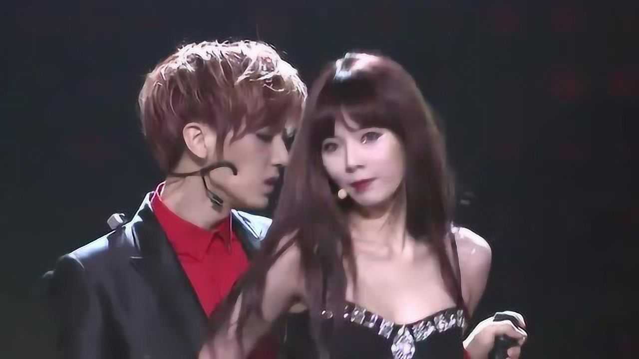 泫雅张贤胜唱跳troublemaker引全场欢呼超帅气