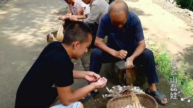 看农村大爷大妈是如何择菜的,这些菜有的还没见过