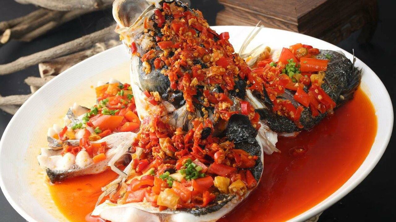 美食视频坛宗剁椒鱼头风靡长沙创始人称十八年坚持只用好食材