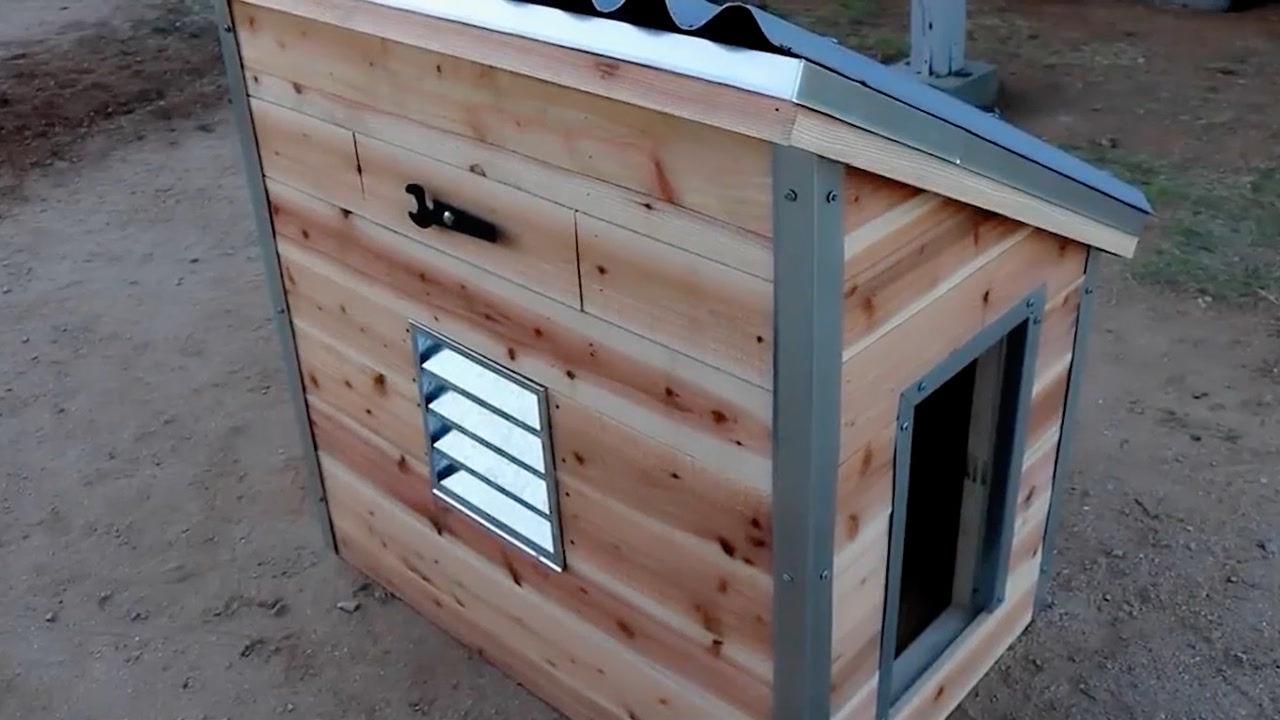 实拍主人给自家宠物狗打造了一个狗窝你给这手工制作打多少分