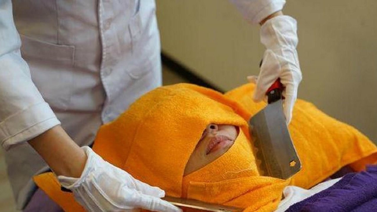 这个地方的人用菜刀帮人按摩,真的有效果吗?看完大开眼界