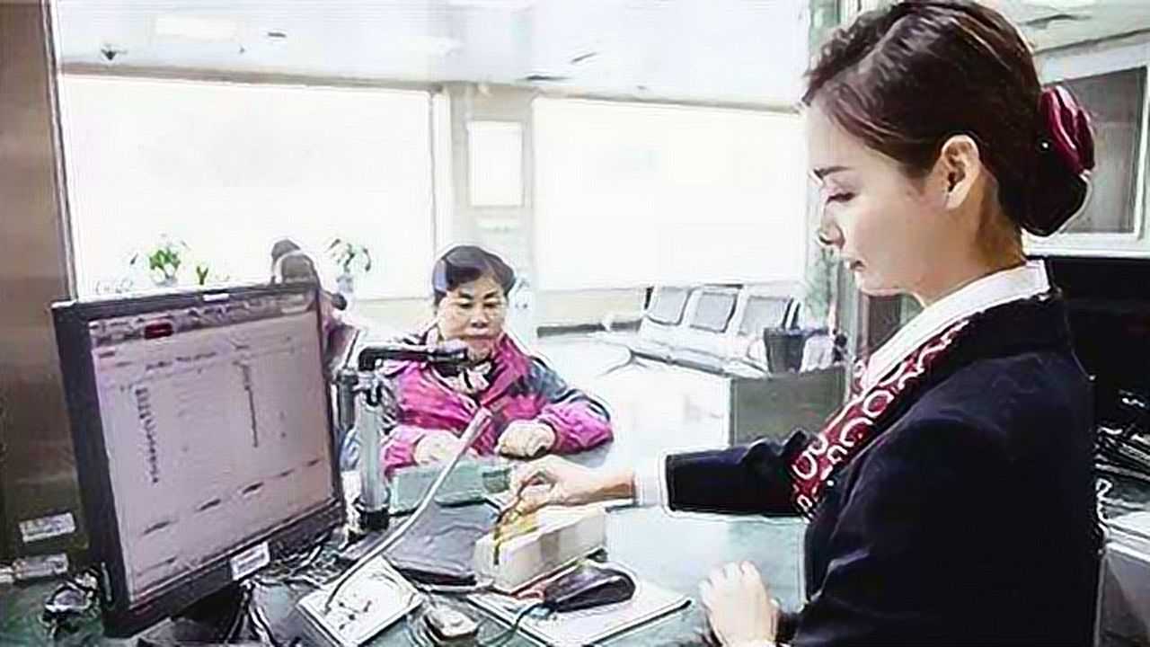 去银行柜台取钱时，工作人员能看到卡里的余额吗？很多人不知道