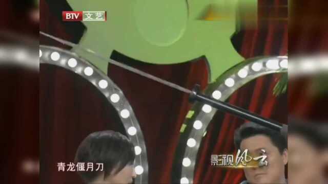 “戴翰霆”扛着刀就来了,他现场再秀《打狗棍》经典动作,逗笑全场