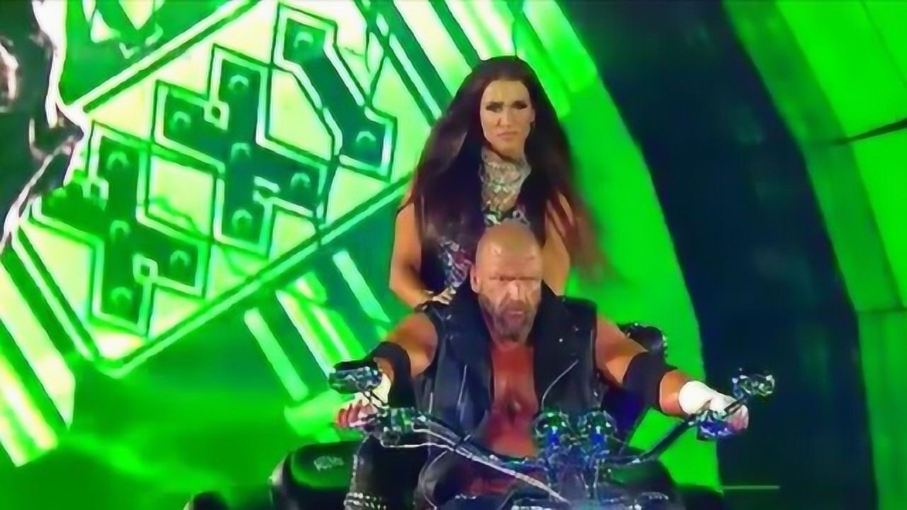 wwehhh带着自己的老婆霸气出场老板就是不一样