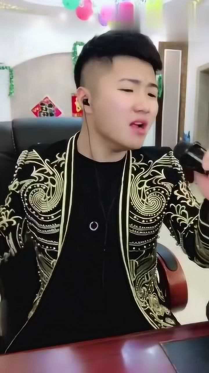 白小白原唱最后我们没有在一起这首歌最近瞬间火遍全网