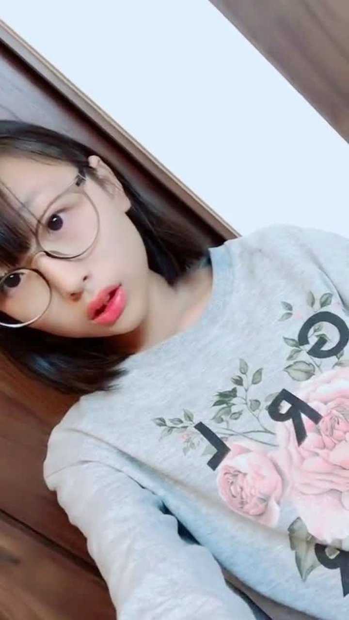 喜欢唱歌,喜欢自拍,一个爱自恋的女生