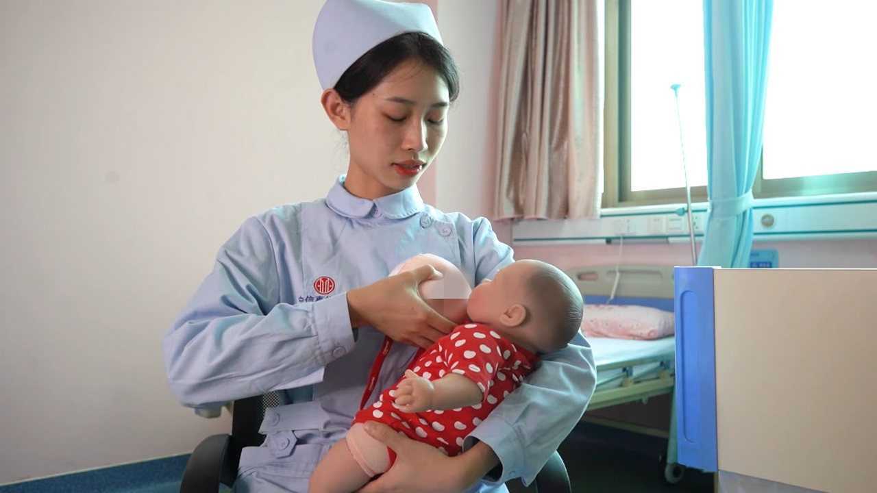 这才是正确的母乳喂养姿势，专业护士亲自演示，宝宝舒服妈妈不累_腾讯视频