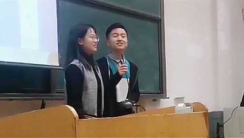 男女同学讲台上对唱情歌，一开口全班同学都不淡定了，鼓掌叫好！ - 腾讯视频