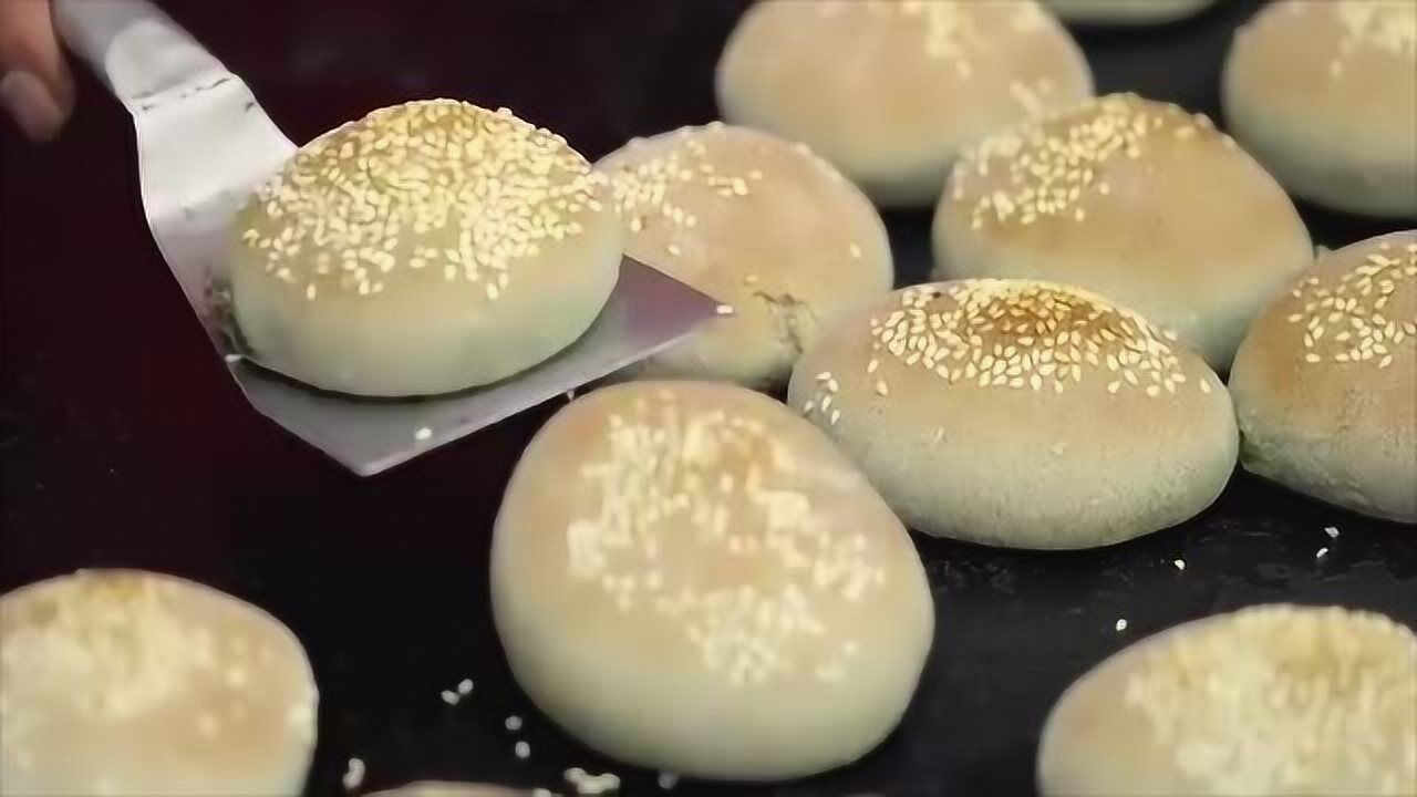 炭炉烧烤的簕菜烧饼,内里有汁外皮焦香,深受大家喜欢