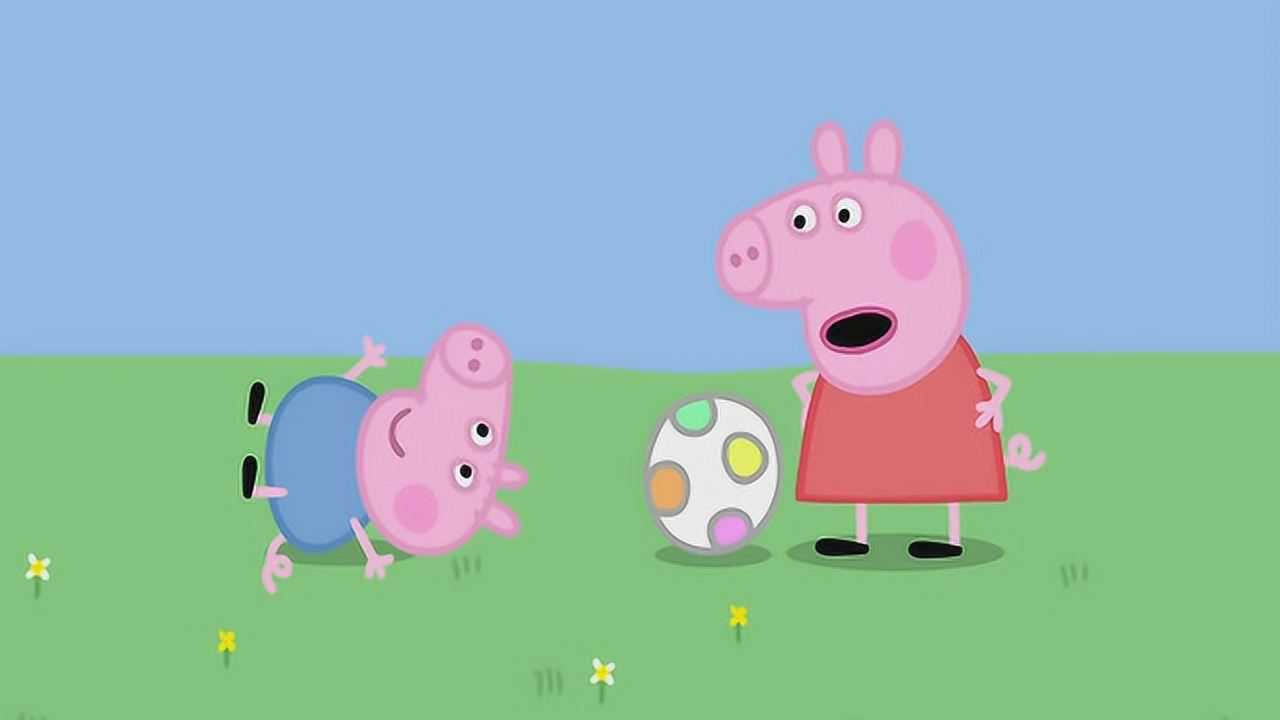 小猪佩奇想起上次在房间教乔治怎样踢足球