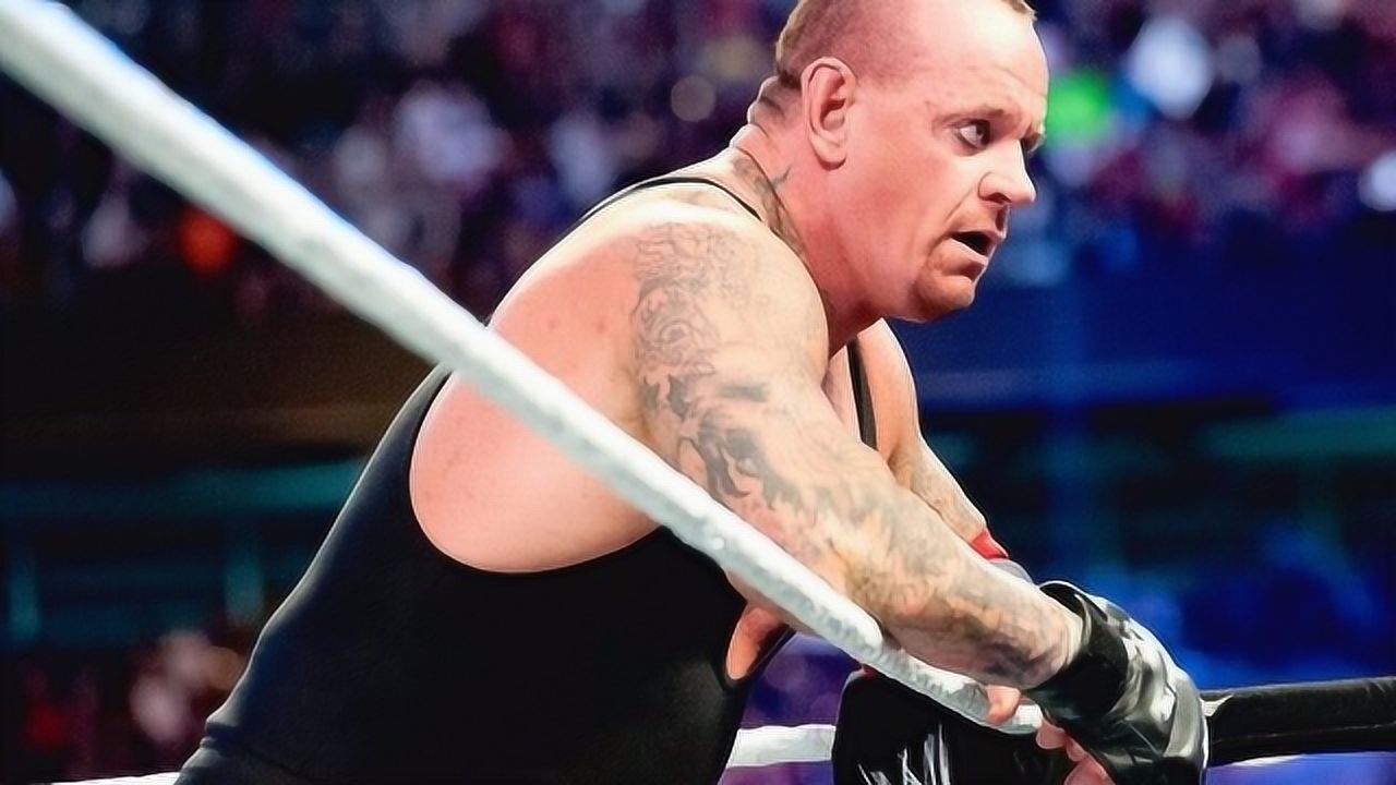 wwe:死神送葬者被两人拿棍棒暴打,女友上阵救夫却被凶狠打倒!