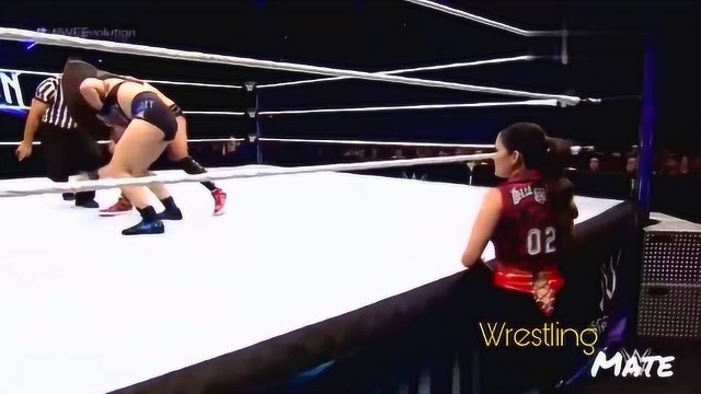 WWE;罗达vs尼基贝拉,女人狠起来真是太厉害