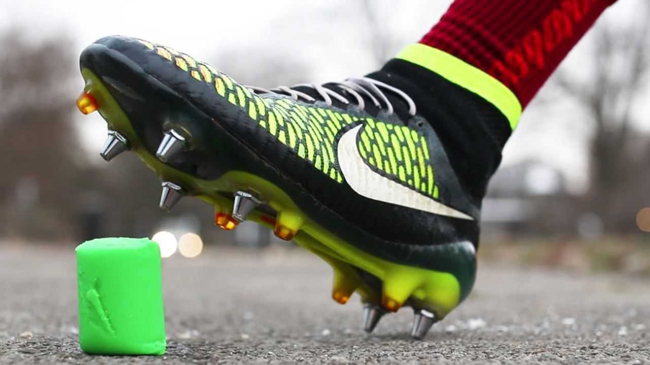 小伙穿新足球鞋踩橡皮泥一脚下去太解压了这玩法怎么想出来的