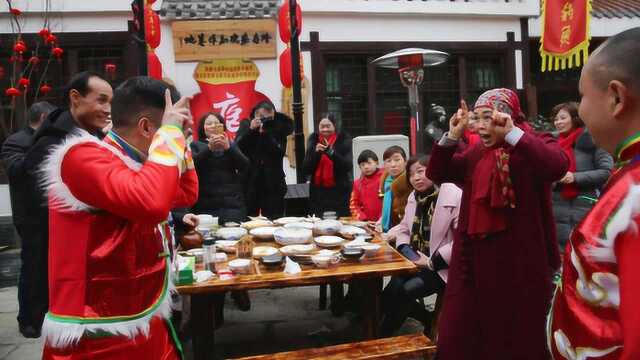 每天上千人共享庖汤盛宴持续9天:大声划拳大碗喝酒