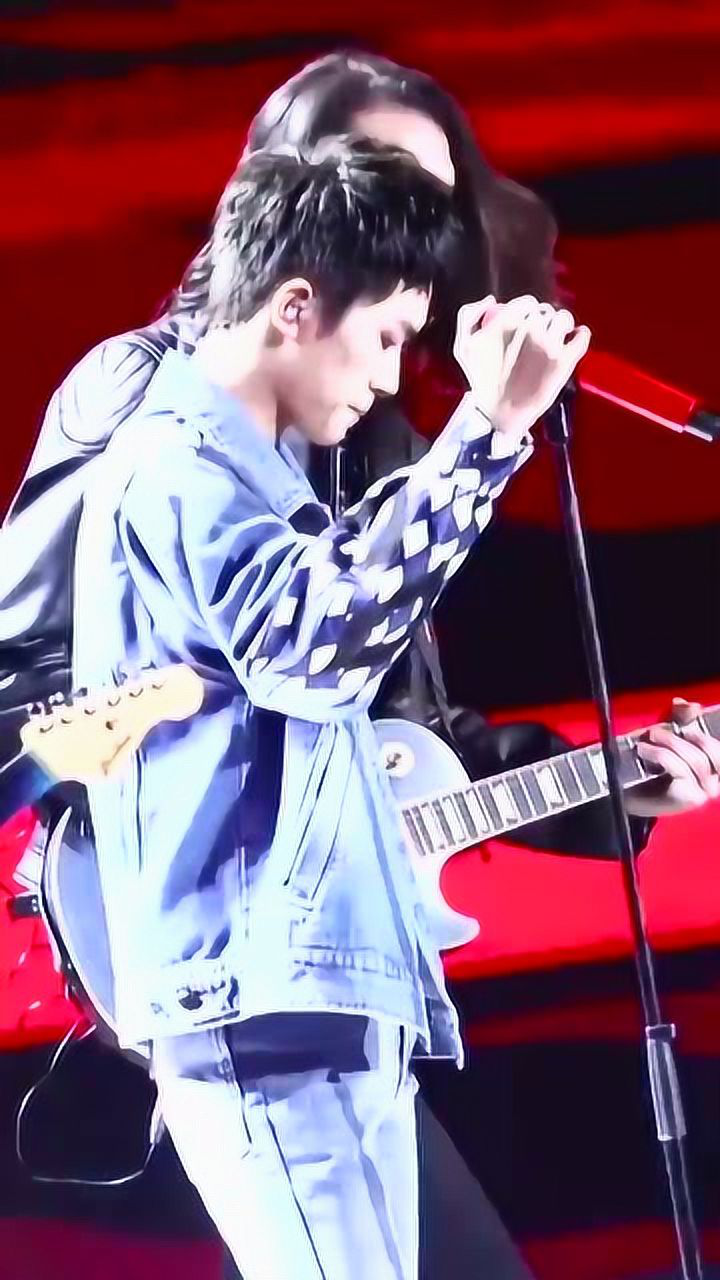 大佬易烊千玺短发造型,简直北野本人附体啊!