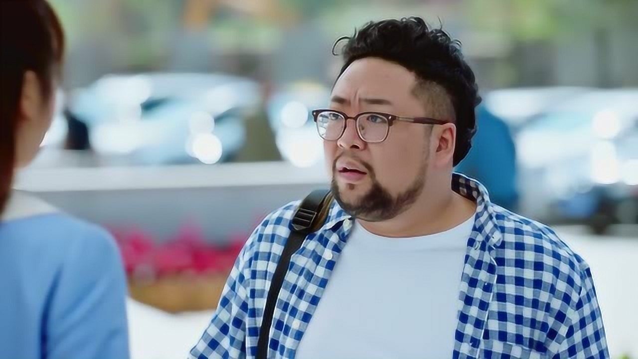 赵婷依旧缠着季帅大庭广众之下拉着不放这让人怎么想啊