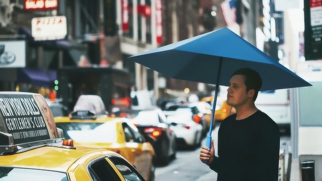 老外发明新型雨伞,没伞骨可像纸一样折叠,颠覆5000年对雨伞的认知