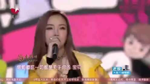 [图]贾乃亮李小璐观看甜馨演出 昔日贾乃亮李小璐跨年演唱《全部都是你》