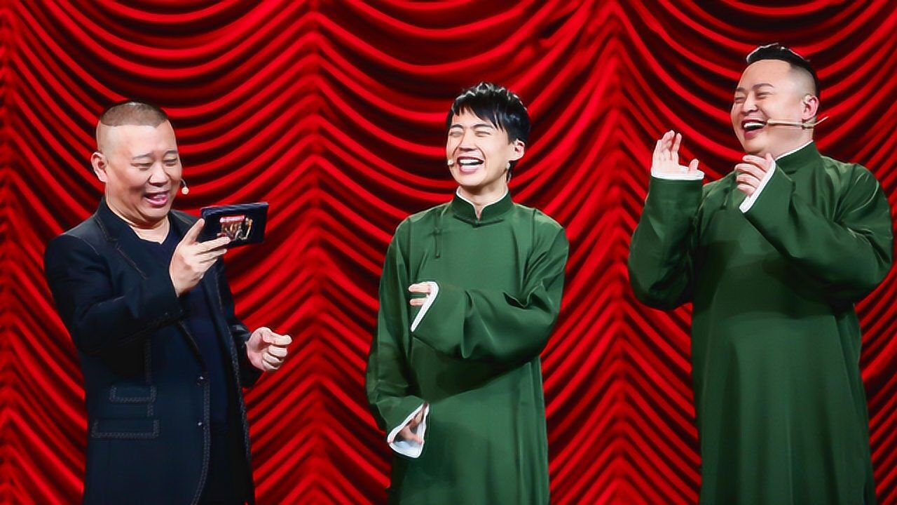 郭麒麟顶着乱糟糟的头发抱着篮子跟在父亲身后网友好呆萌