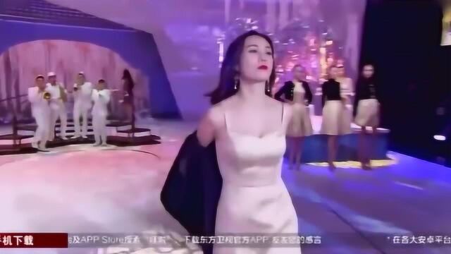 美女现场“爆衣”热舞,朱茵:她老公看到要吐血